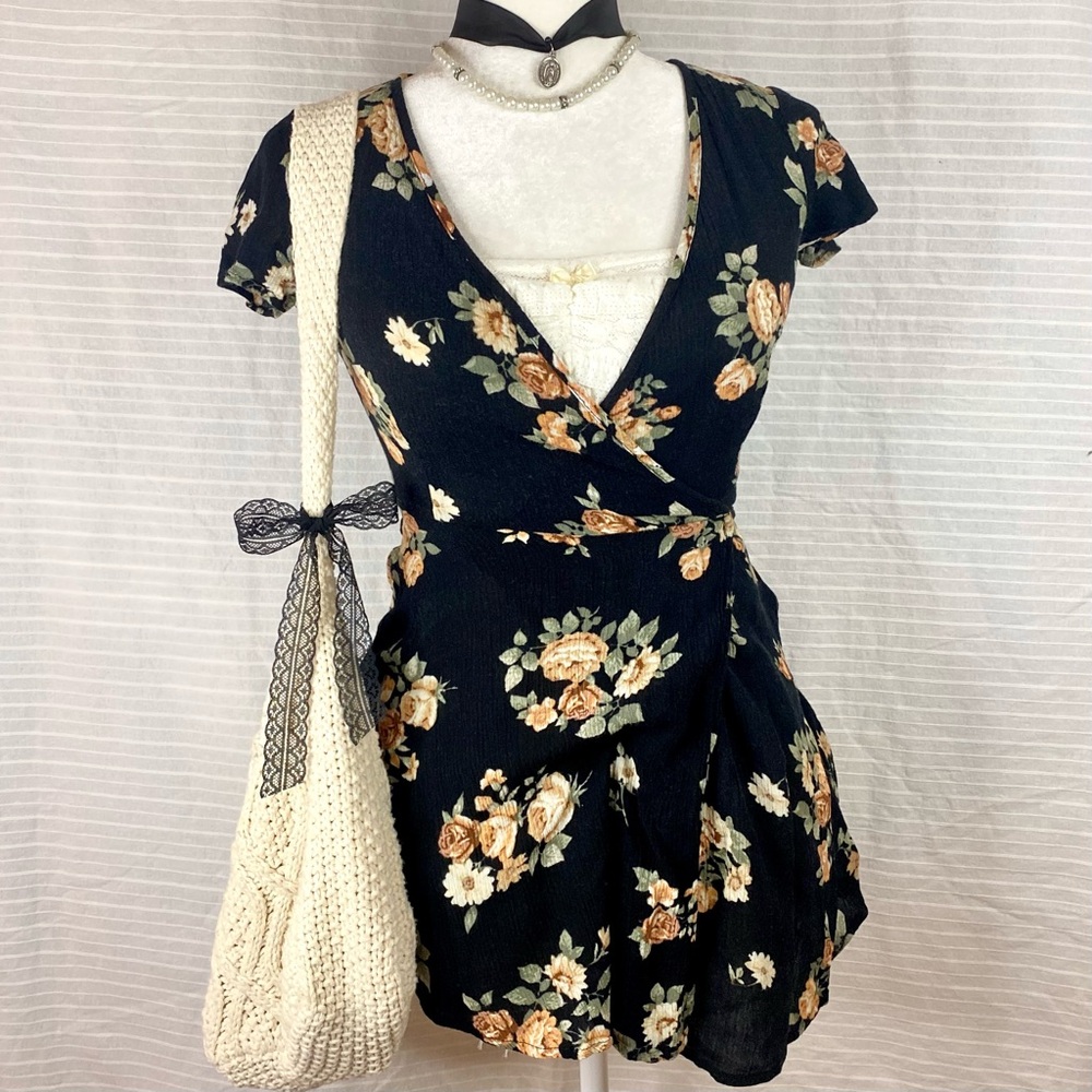 ♡ black floral print flowy blouse ♡